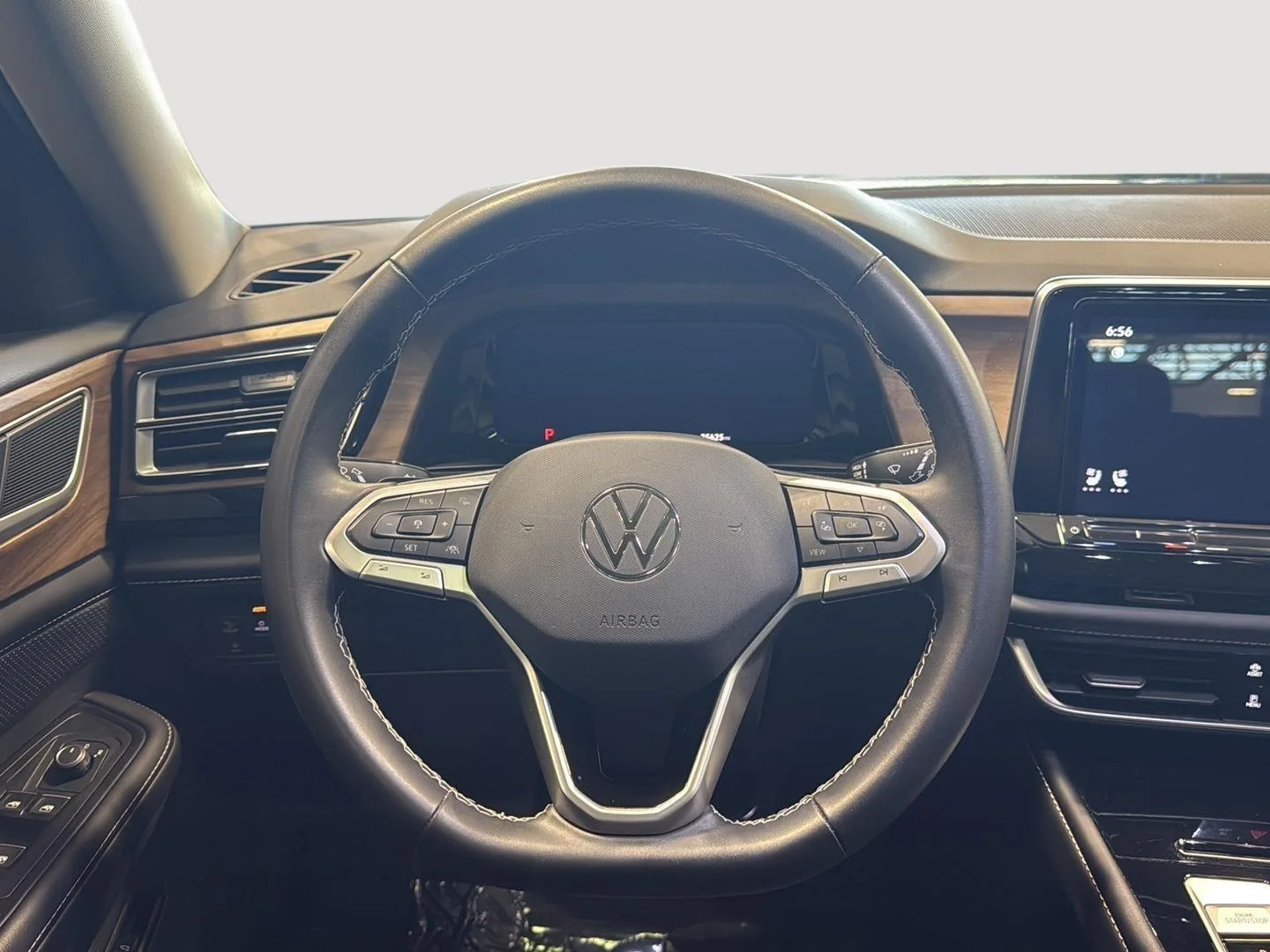 Used 2024 Platinum Gray Volkswagen SE w/Tech 4Motion image 25