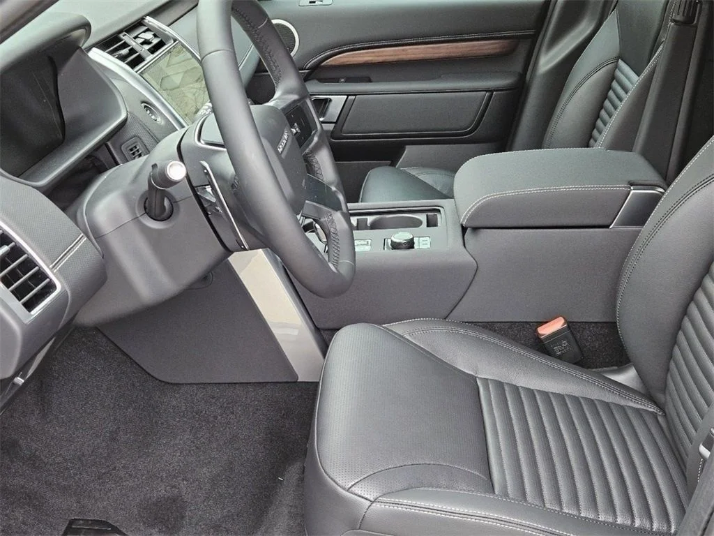 Used 2025 Black Land Rover Dynamic SE image 11