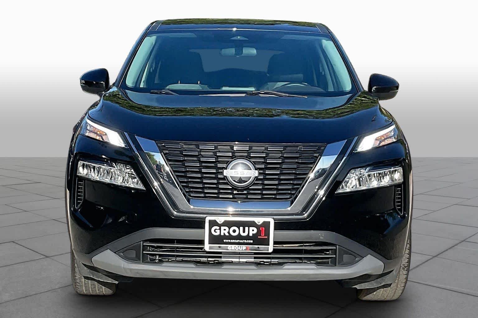 Used 2022 Super Black Nissan SV image 4