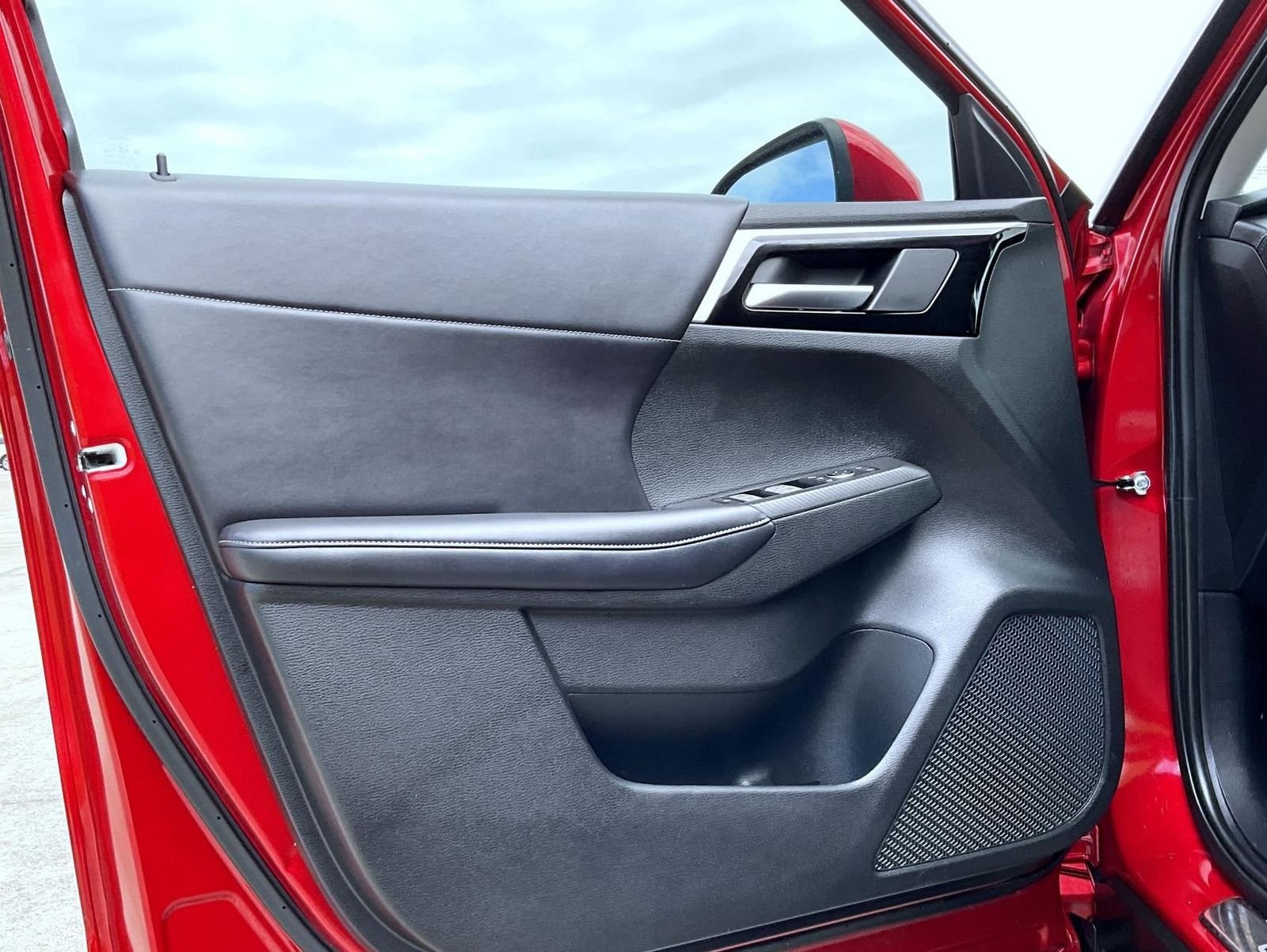 Used 2023 Red Mitsubishi SE image 9