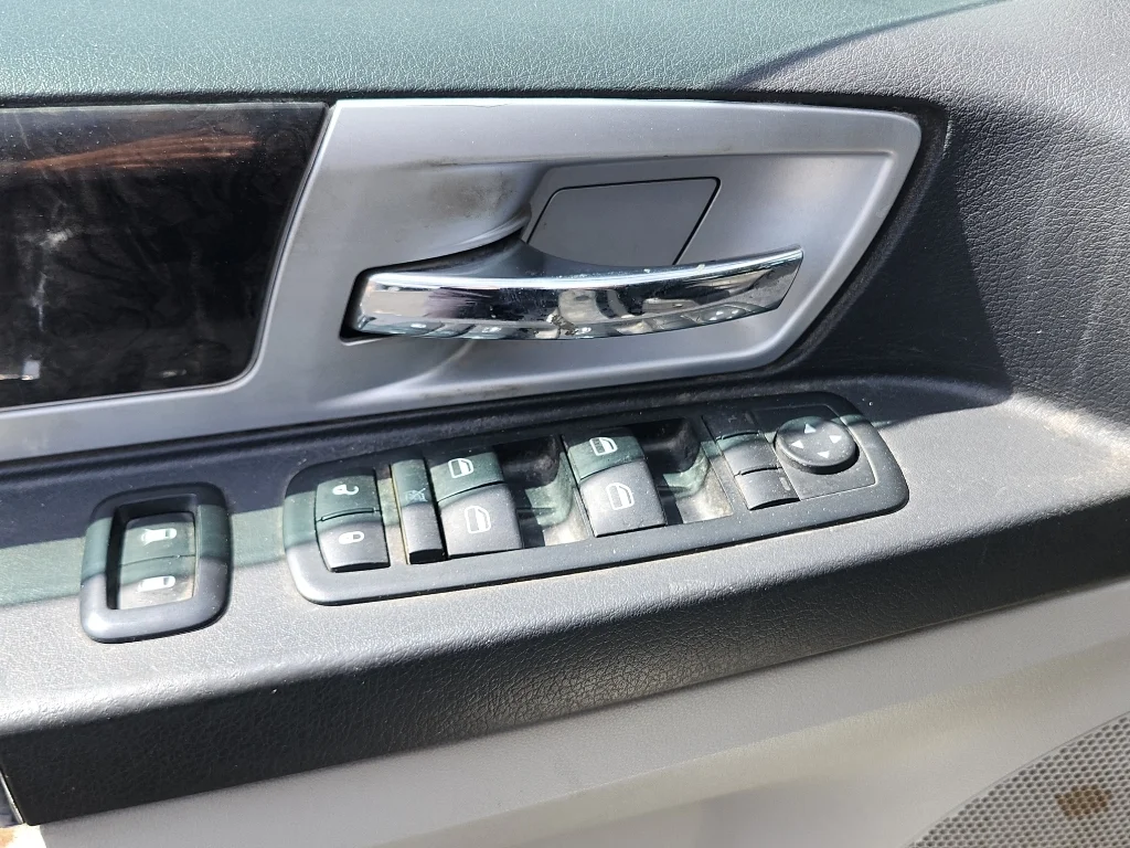 Used 2010 Stone White Clearcoat Dodge SXT image 20