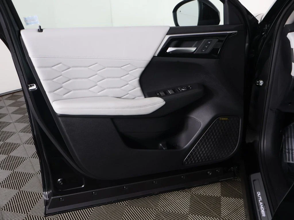 2025 Mitsubishi Outlander SEL Platinum Edition - Photo 30