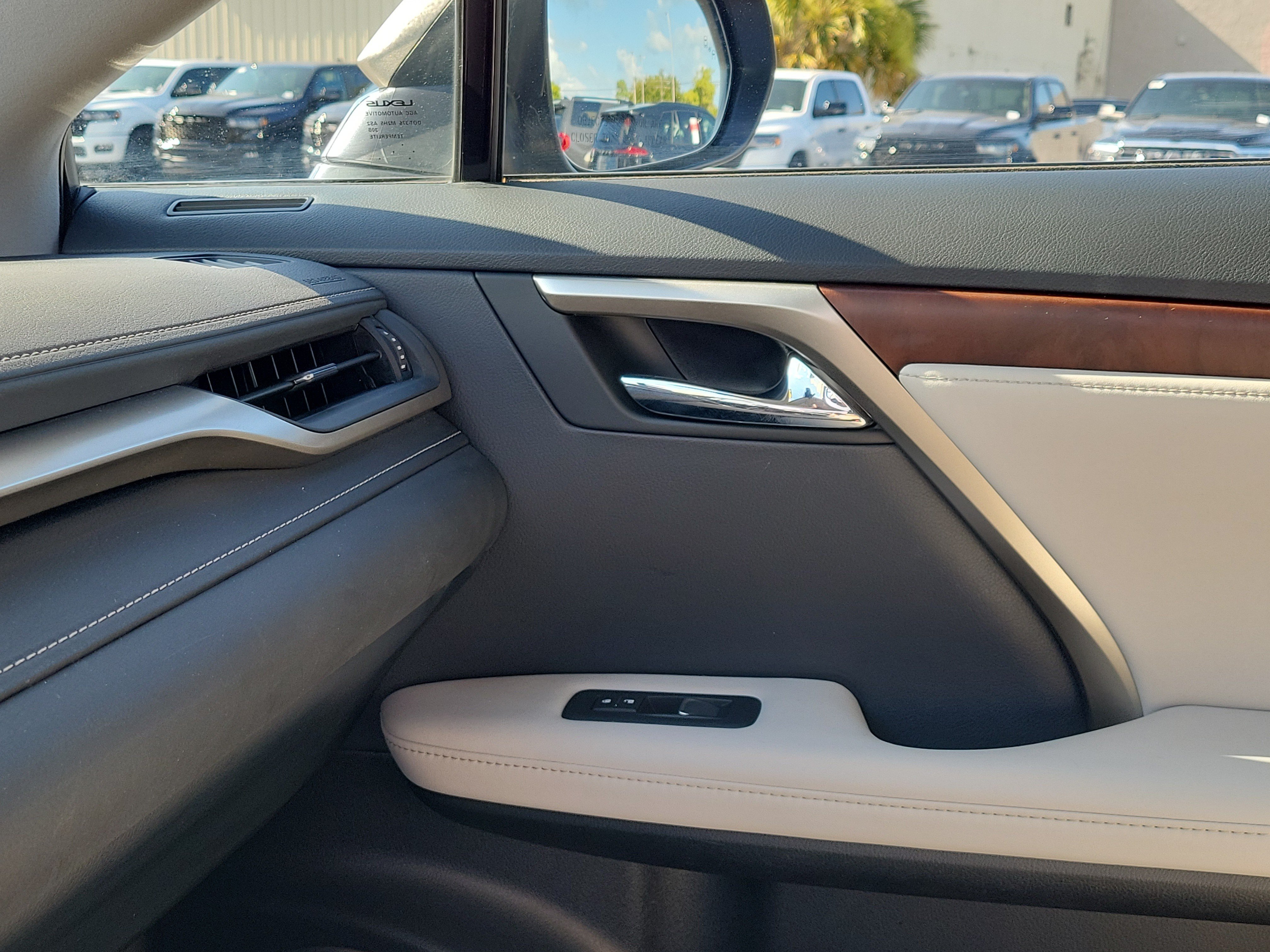 Used 2022 Silver Lexus 450h image 29