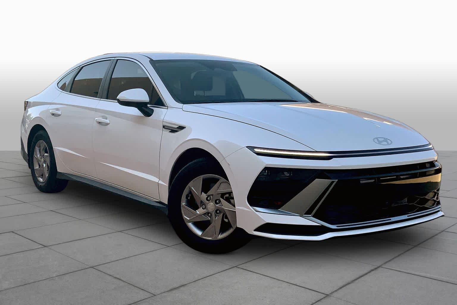Used 2025 Serenity White Hyundai SE image 3
