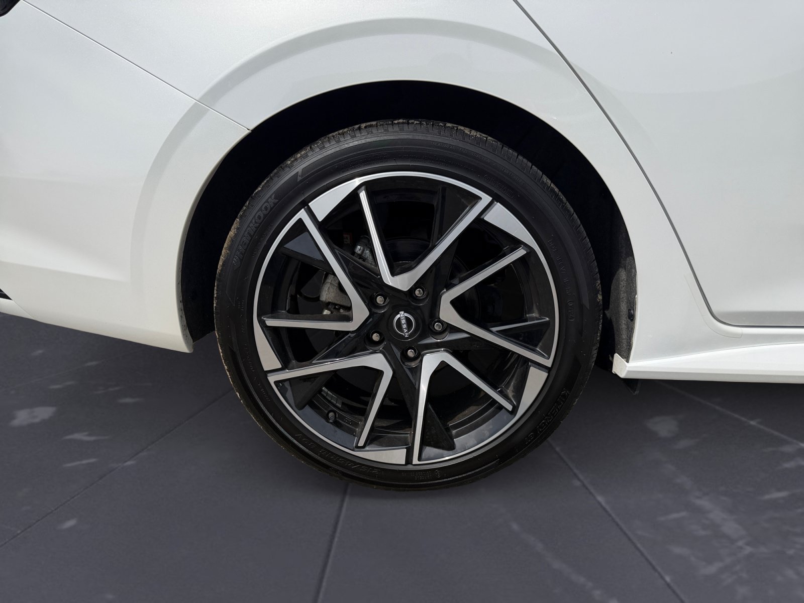 Used 2024 Aspen White Tricoat/Super Black Nissan SR image 43