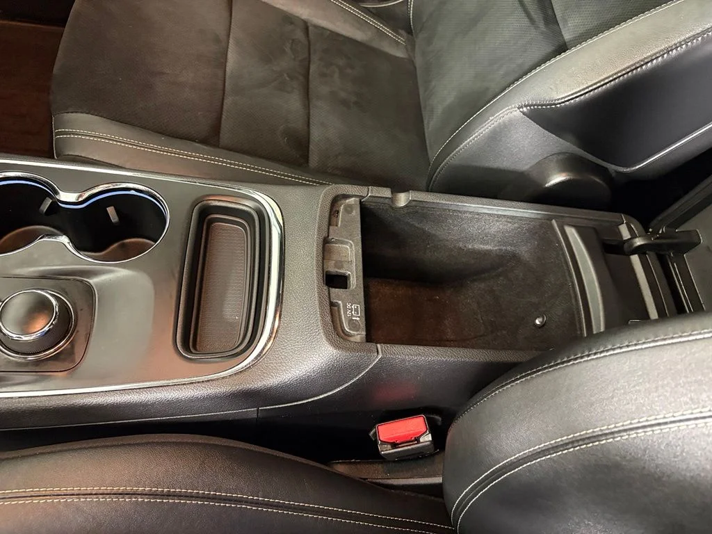 Used 2015 Black Dodge SXT image 32