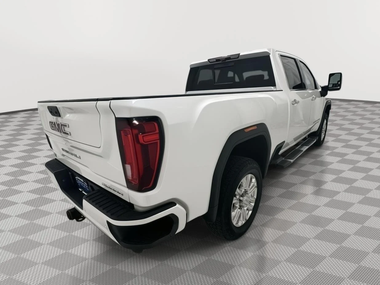 Used 2021 White Frost Tricoat GMC Denali image 5