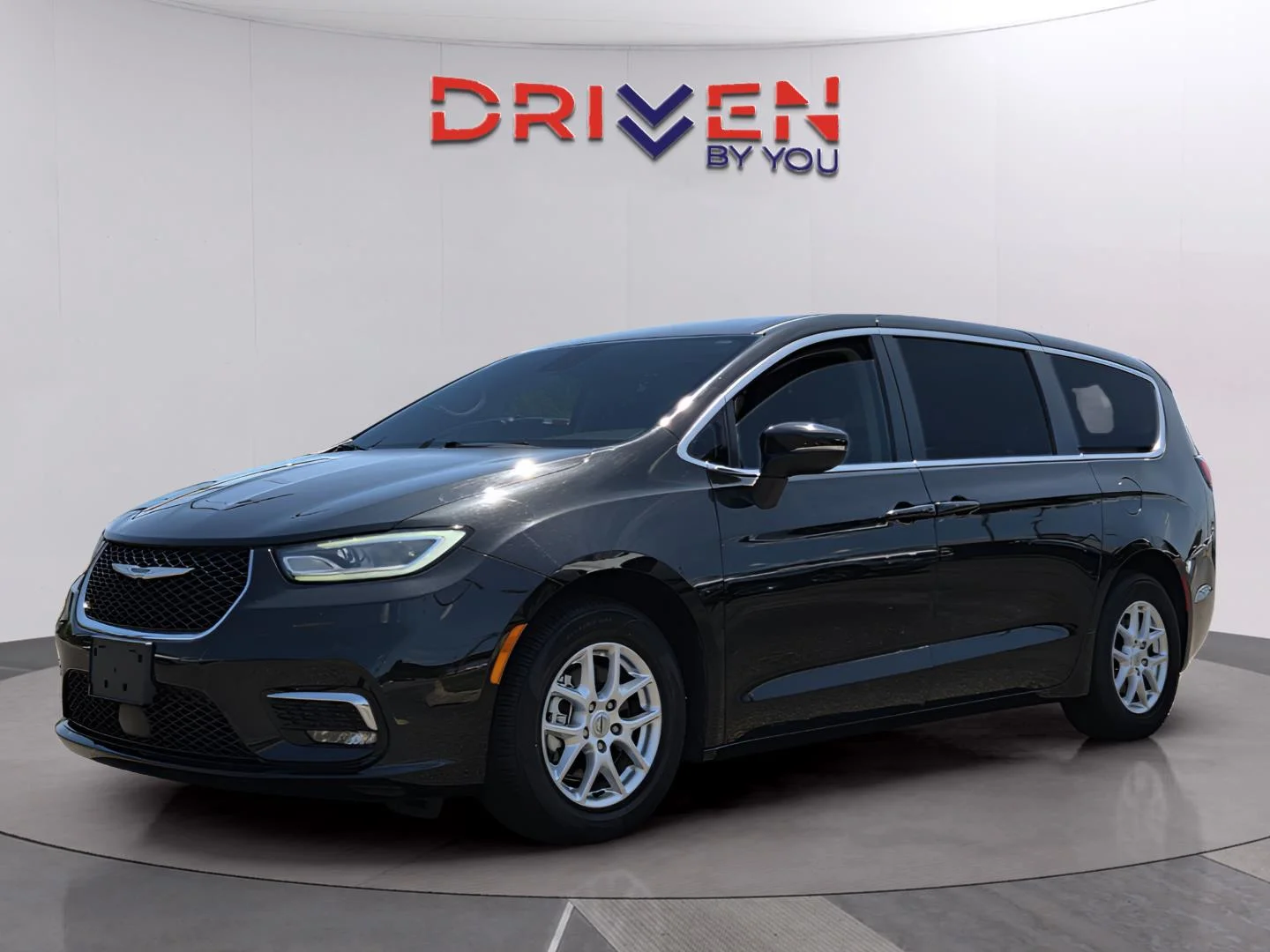 Used 2023 Brilliant Black Crystal Pearlcoat Chrysler Touring L image 1