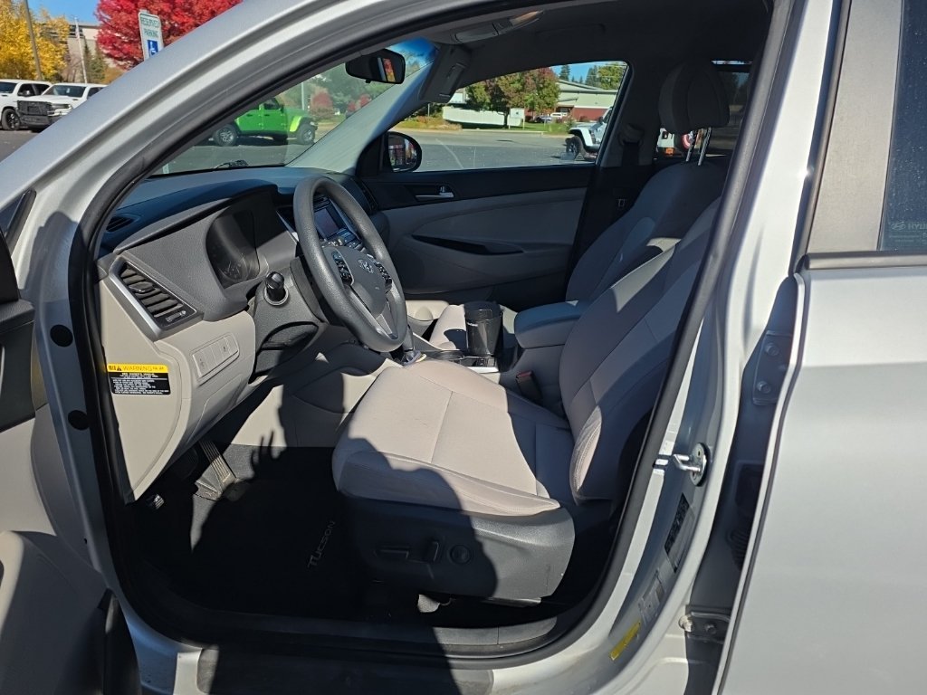 Used 2016 Silver Hyundai SE image 7