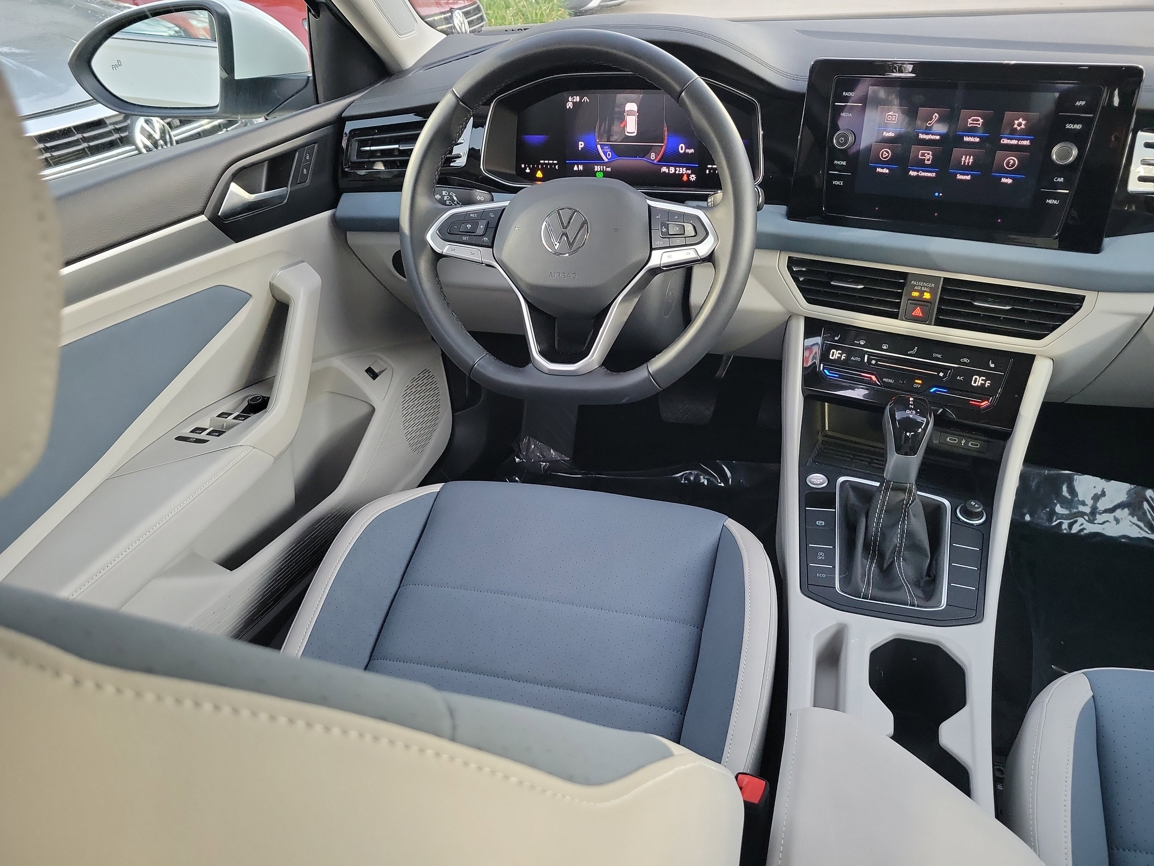 2025 Volkswagen Jetta SE - Photo 10