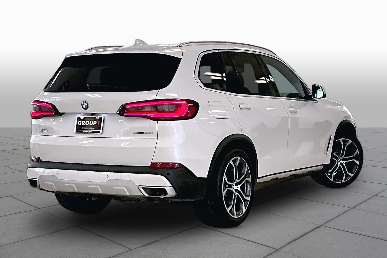 Used 2022 Mineral White Metallic BMW sDrive40i image 12