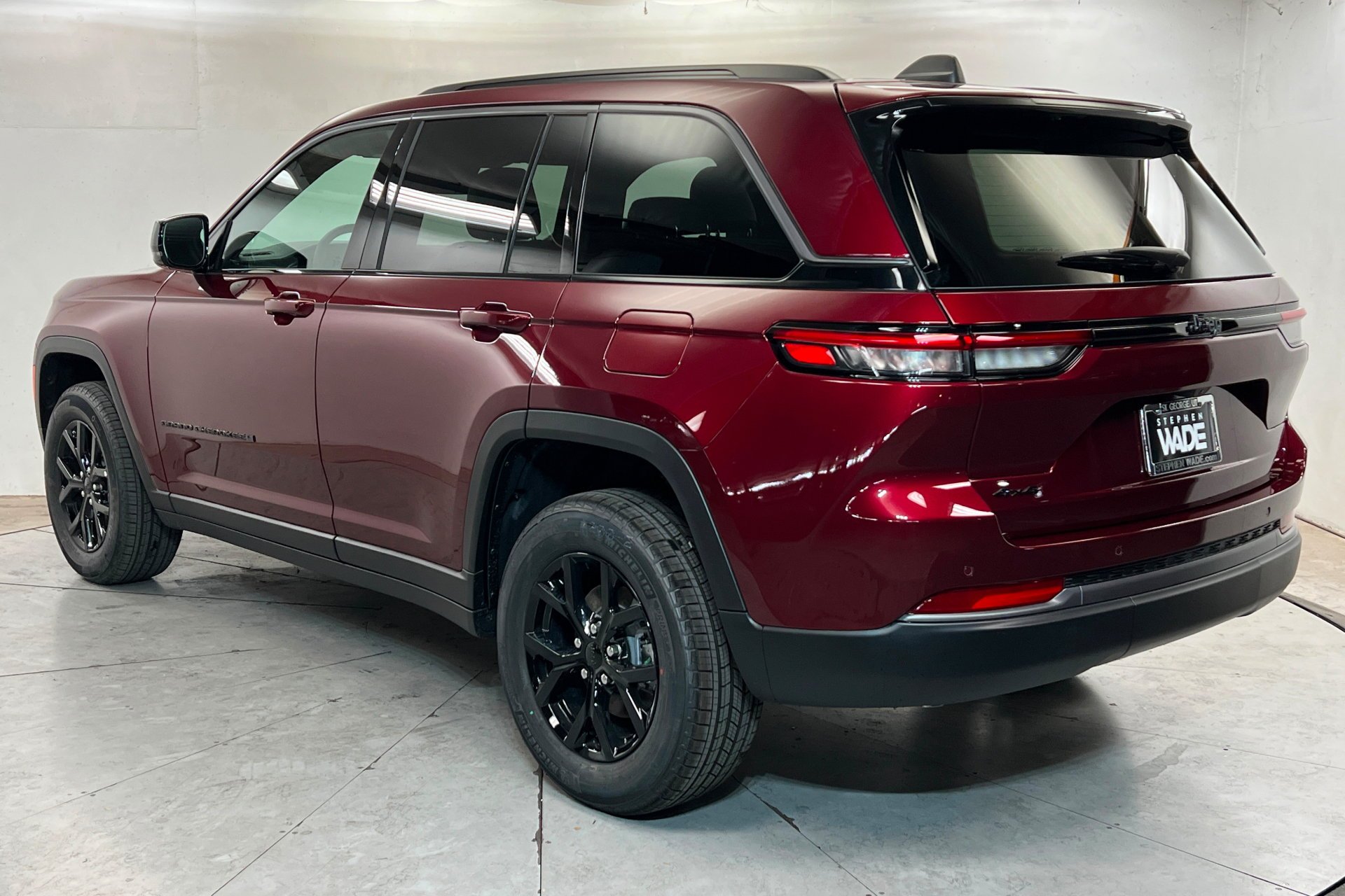 New 2026 Velvet Red Pearl-Coat Exterior Paint Jeep Laredo Altitude image 3