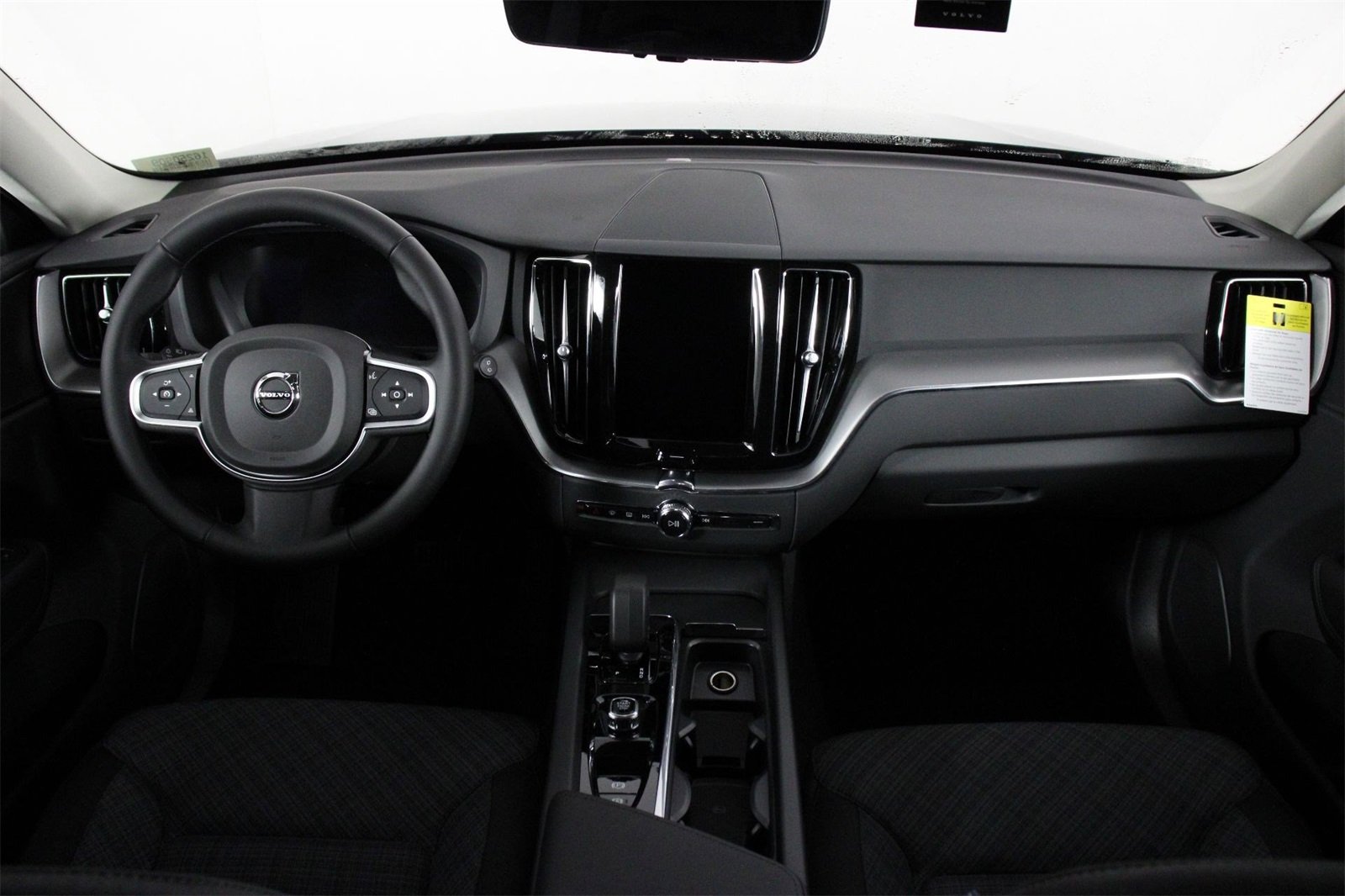 2025 Volvo XC60 B5 Core photo 4