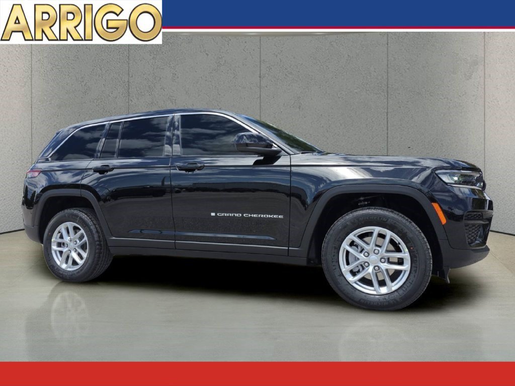 New 2026 Diamond Black Crystal Pearl-Coat Exterior Paint Jeep Laredo X image 1