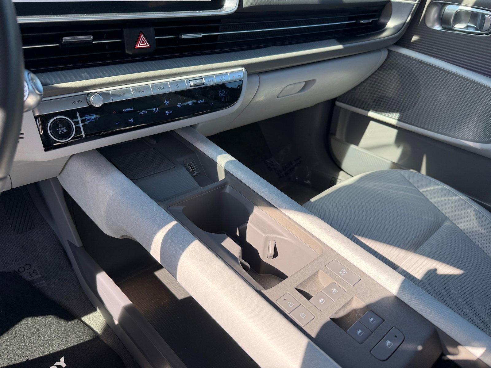 Used 2023 Gold Hyundai SEL image 13