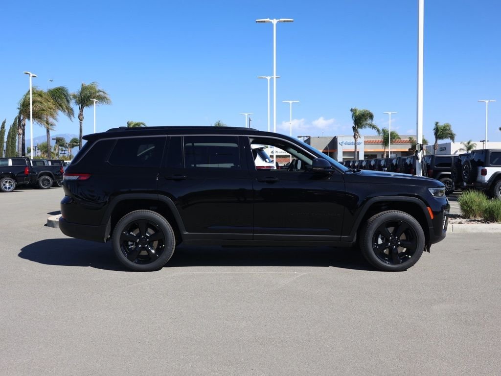 New 2026 Diamond Black Crystal Pearl-Coat Exterior Paint Jeep Limited image 2