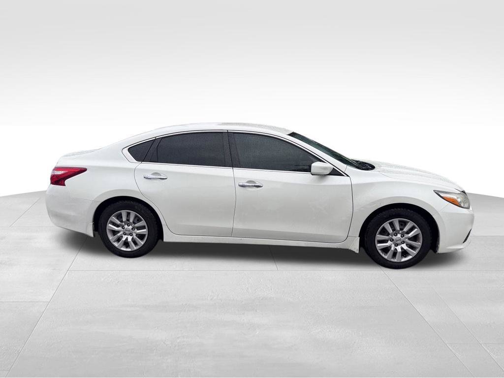 Used 2016 White Nissan 2.5 S image 2