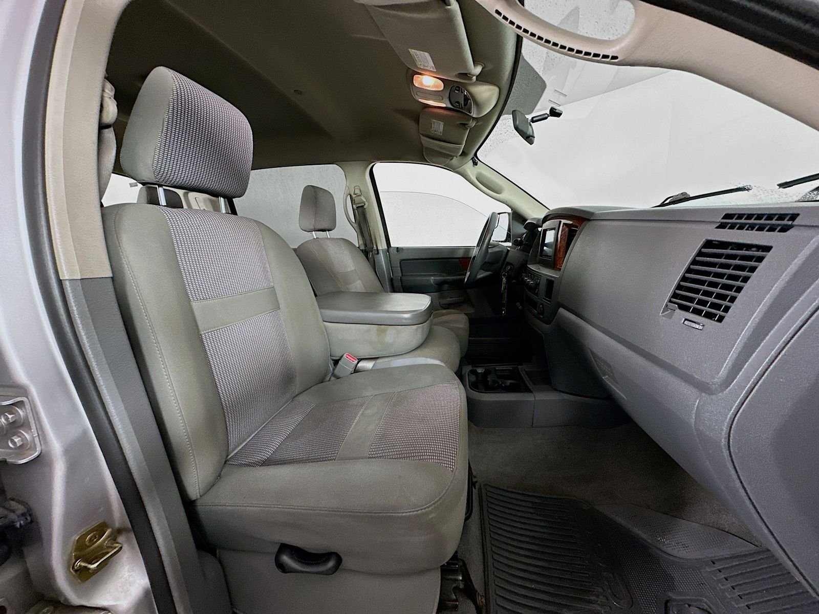 Used 2006 Bright Silver Metallic Dodge SLT image 26