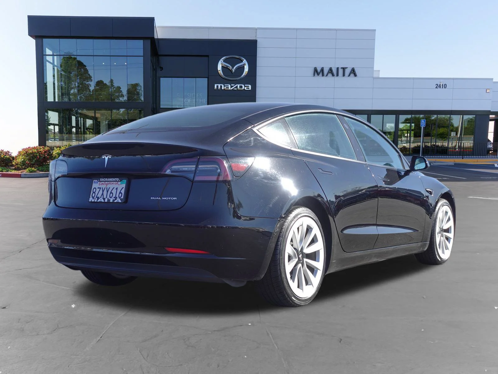 Used 2022 Solid Black Tesla Long Range image 3