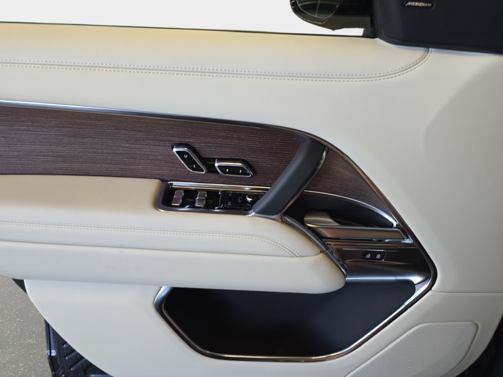 New 2027 Carpathian Grey Land Rover SE image 19