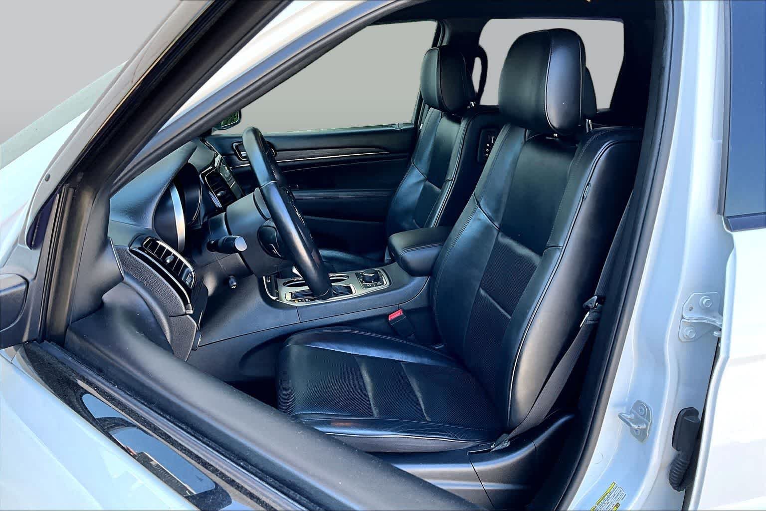 Used 2019 Bright White Clearcoat Jeep High Altitude image 9