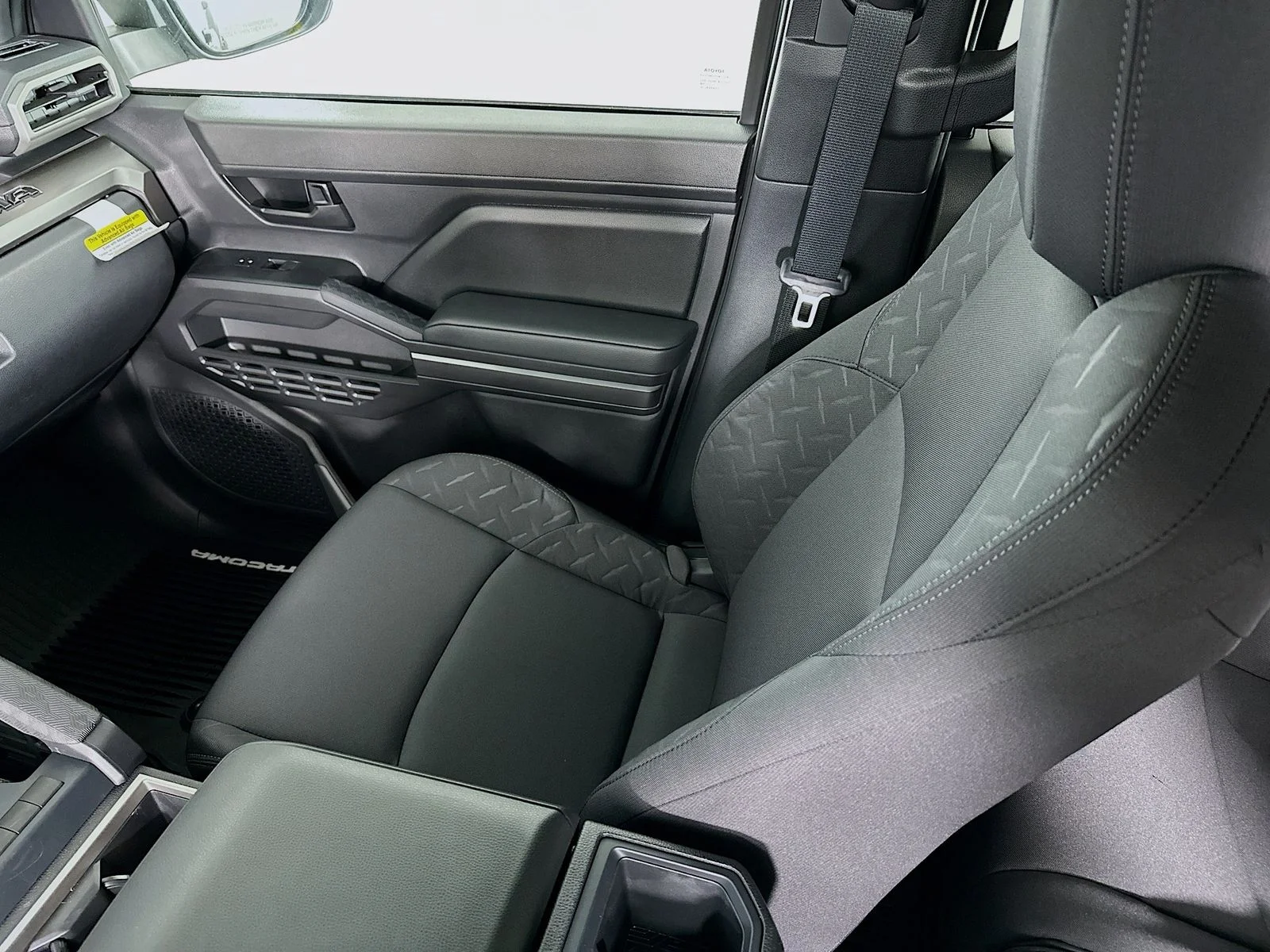 2025 Toyota Tacoma SR5 - Photo 22