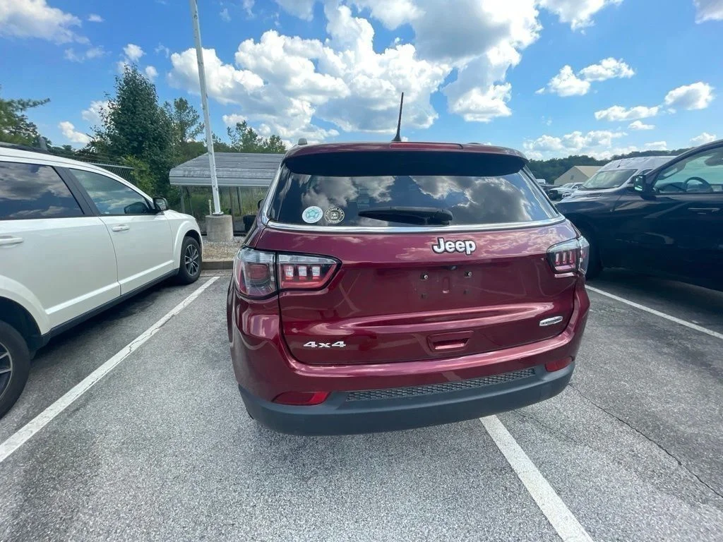 Used 2022 Red Jeep Latitude image 12