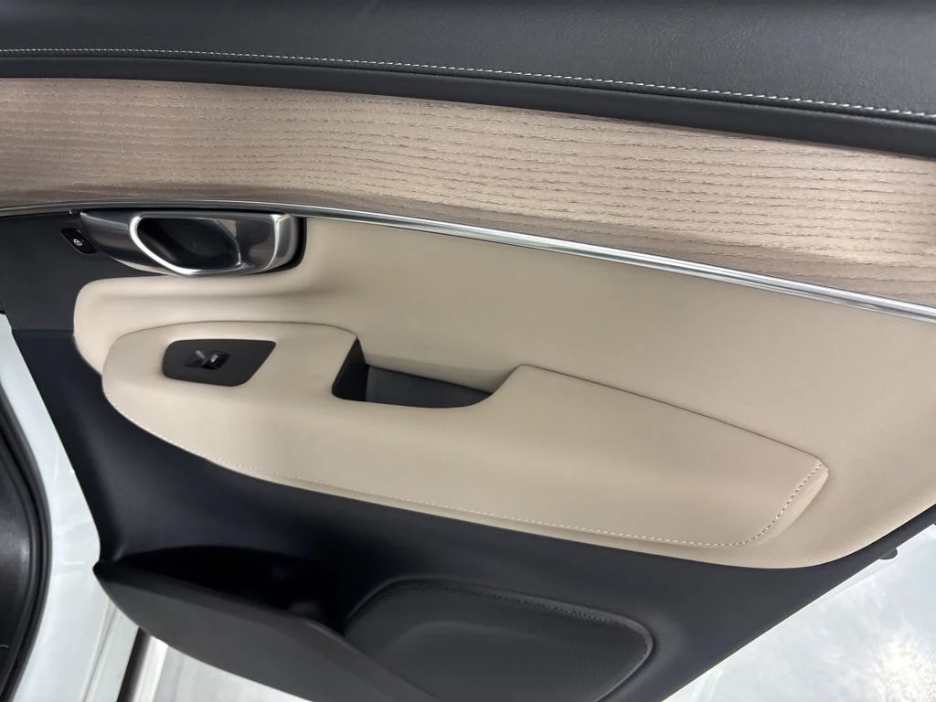New 2026 White Volvo B6 Plus 7-Seater image 19