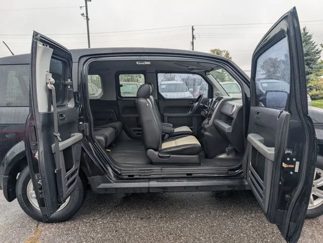 Used 2006 Black Honda EX-P image 22