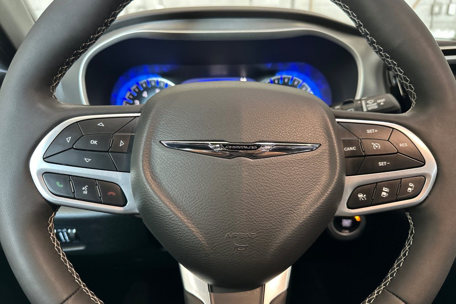 Used 2025 White Chrysler Select image 25