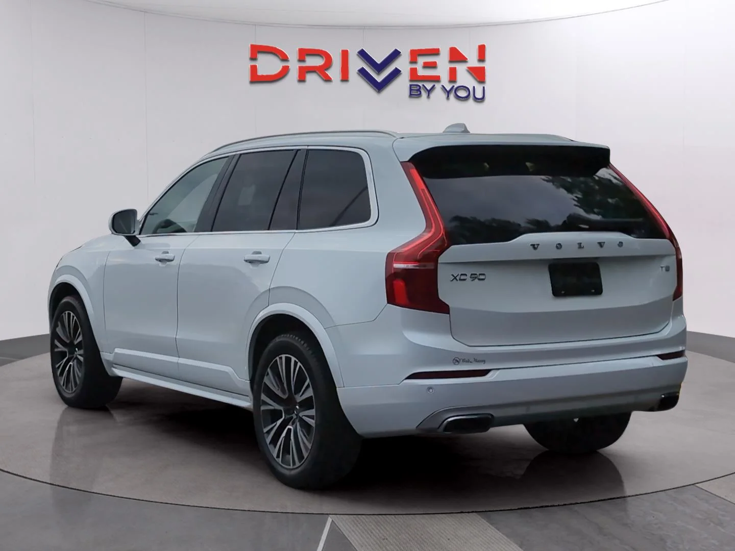 Used 2020 Crystal White Metallic Volvo Momentum image 3