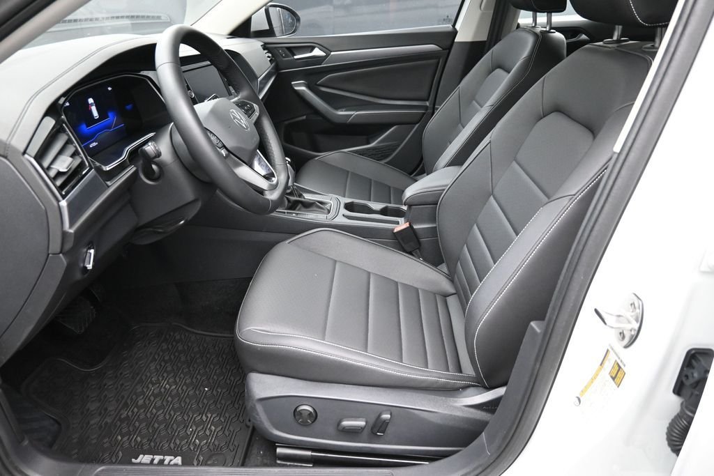 Used 2024 White Volkswagen 1.5T SE image 21