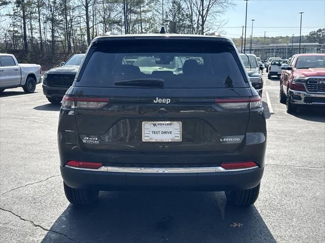 New 2026 Diamond Black Crystal Pearl-Coat Exterior Paint Jeep Laredo X image 7