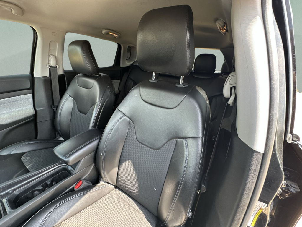 Used 2022 Black Jeep Latitude image 22