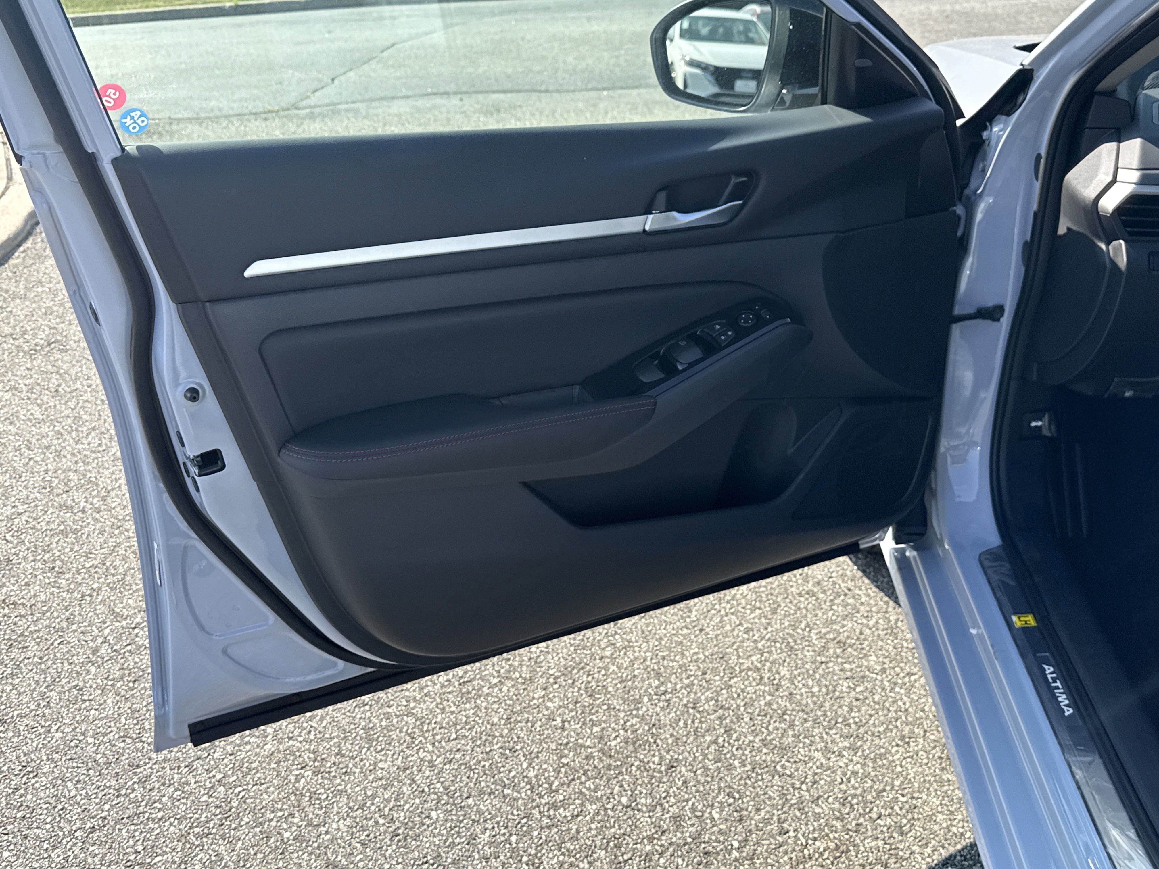 2025 Nissan Altima SR - Photo 7