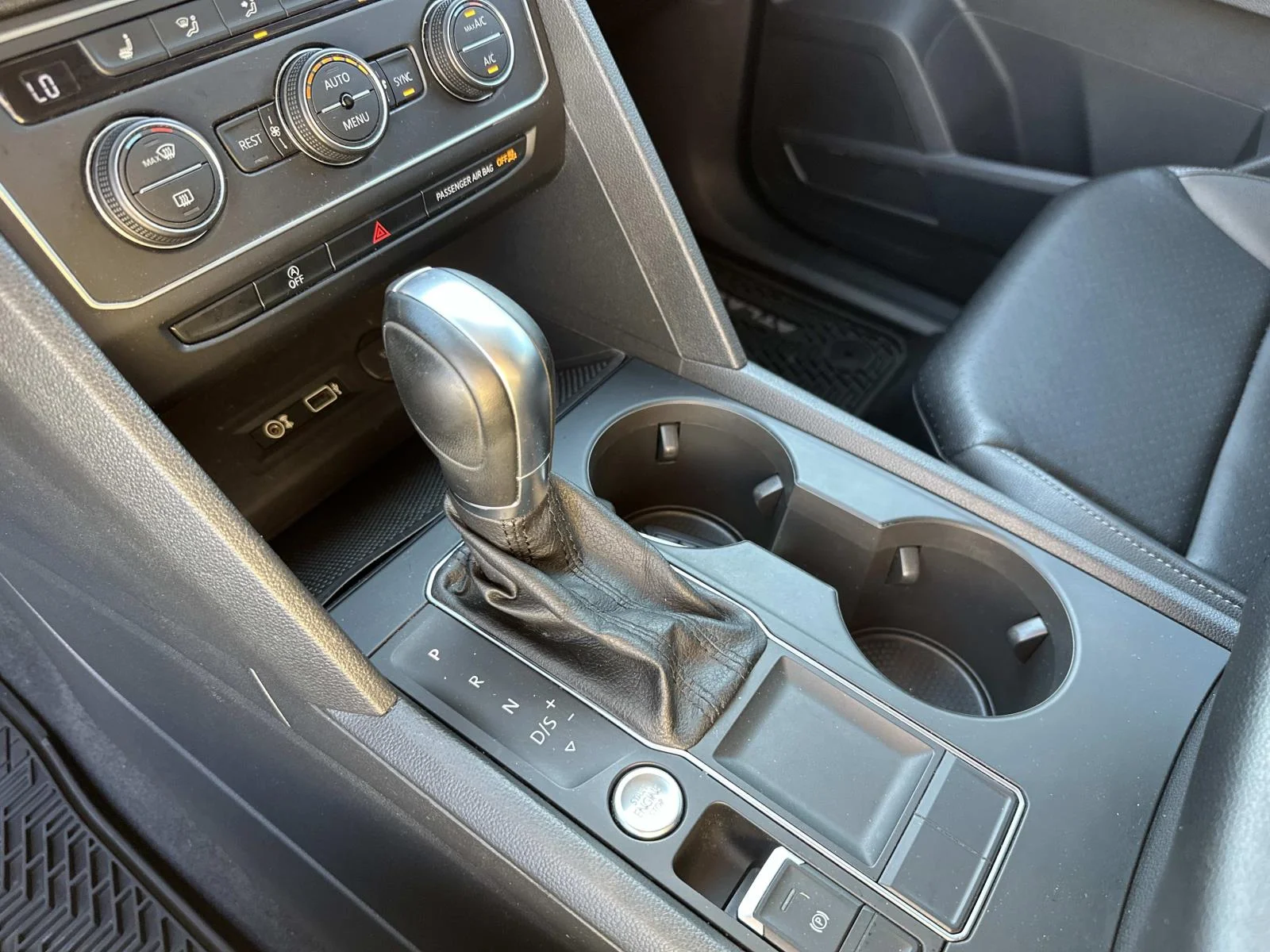 Used 2019 Gray Volkswagen 2.0T SE w/Technology image 16