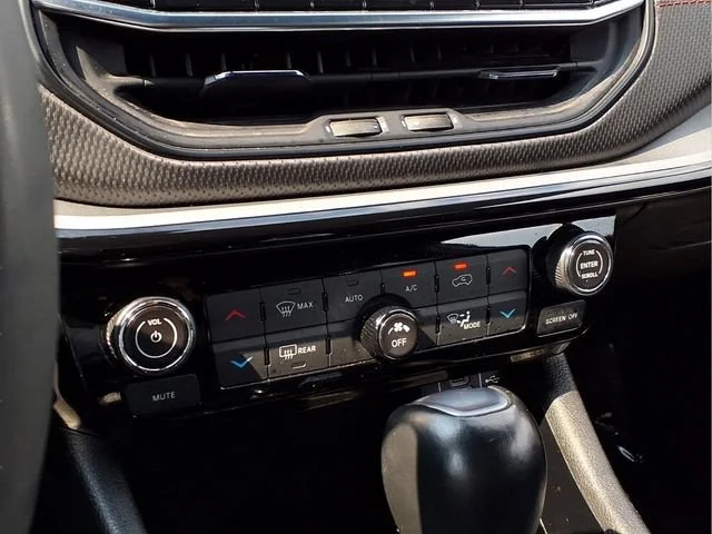 Used 2025  Jeep Trailhawk image 6