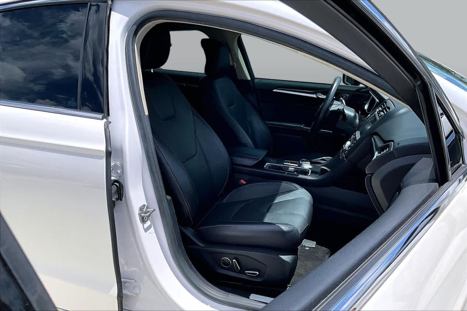 Used 2017 White Platinum Metallic Tri-Coat Ford Titanium image 9