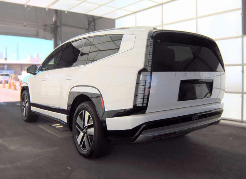 Used 2026 White Hyundai SEL image 3