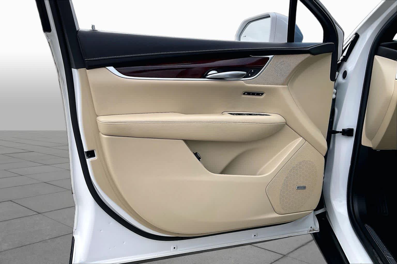 Used 2018 Crystal White Tricoat Cadillac Luxury FWD image 22
