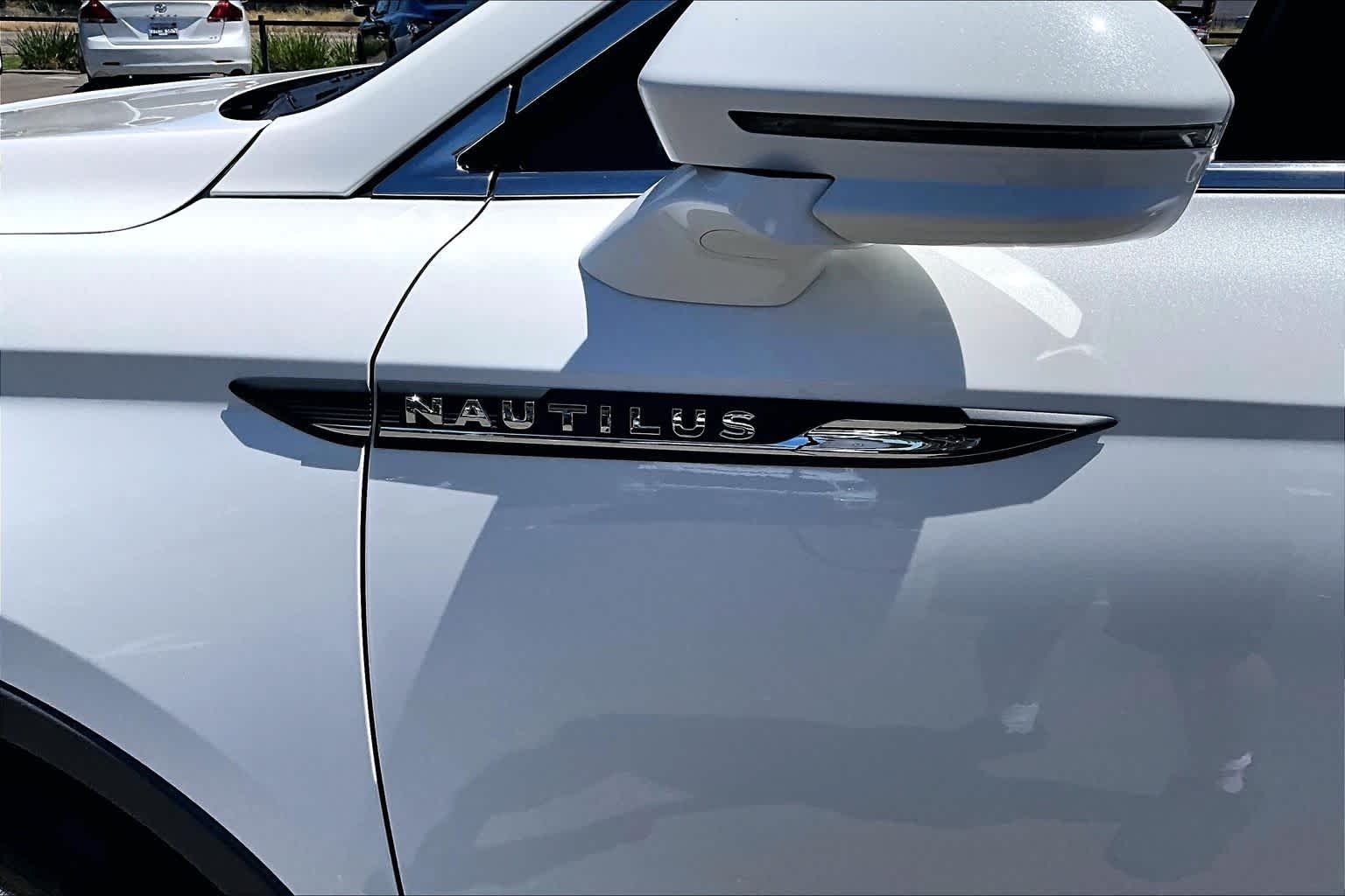 Used 2020 Pristine White Lincoln Standard image 8