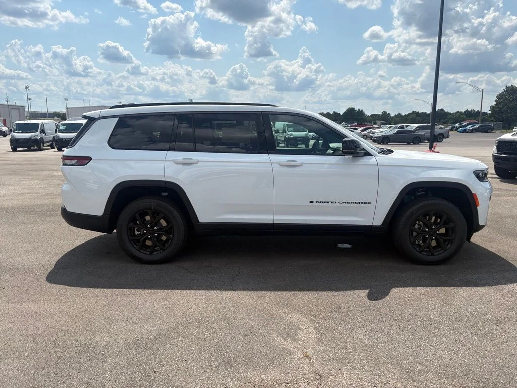New 2026 Bright White Clear-Coat Exterior Paint Jeep Altitude image 9