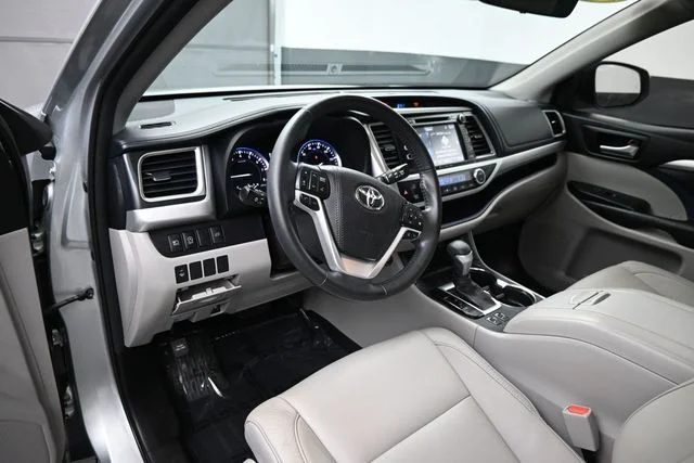 Used 2017 Silver Toyota XLE image 24