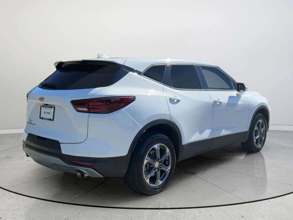 Used 2025 White Chevrolet LT image 7