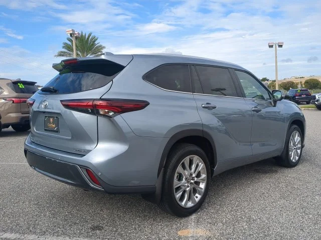 Used 2024  Toyota Limited image 4