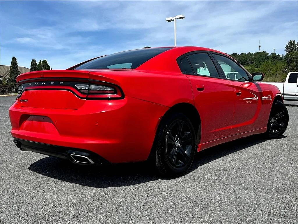 Used 2022 Red Dodge SXT image 4