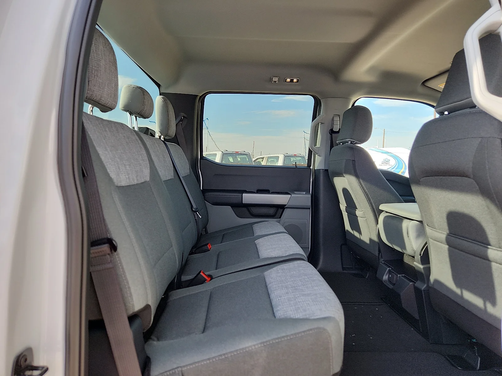 New 2027 Oxford White Ford XLT image 19