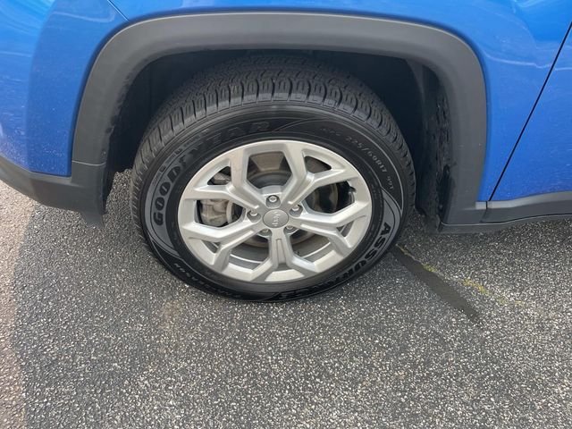 Certified Used 2024 Hydro Blue Pearlcoat Jeep Latitude image 15