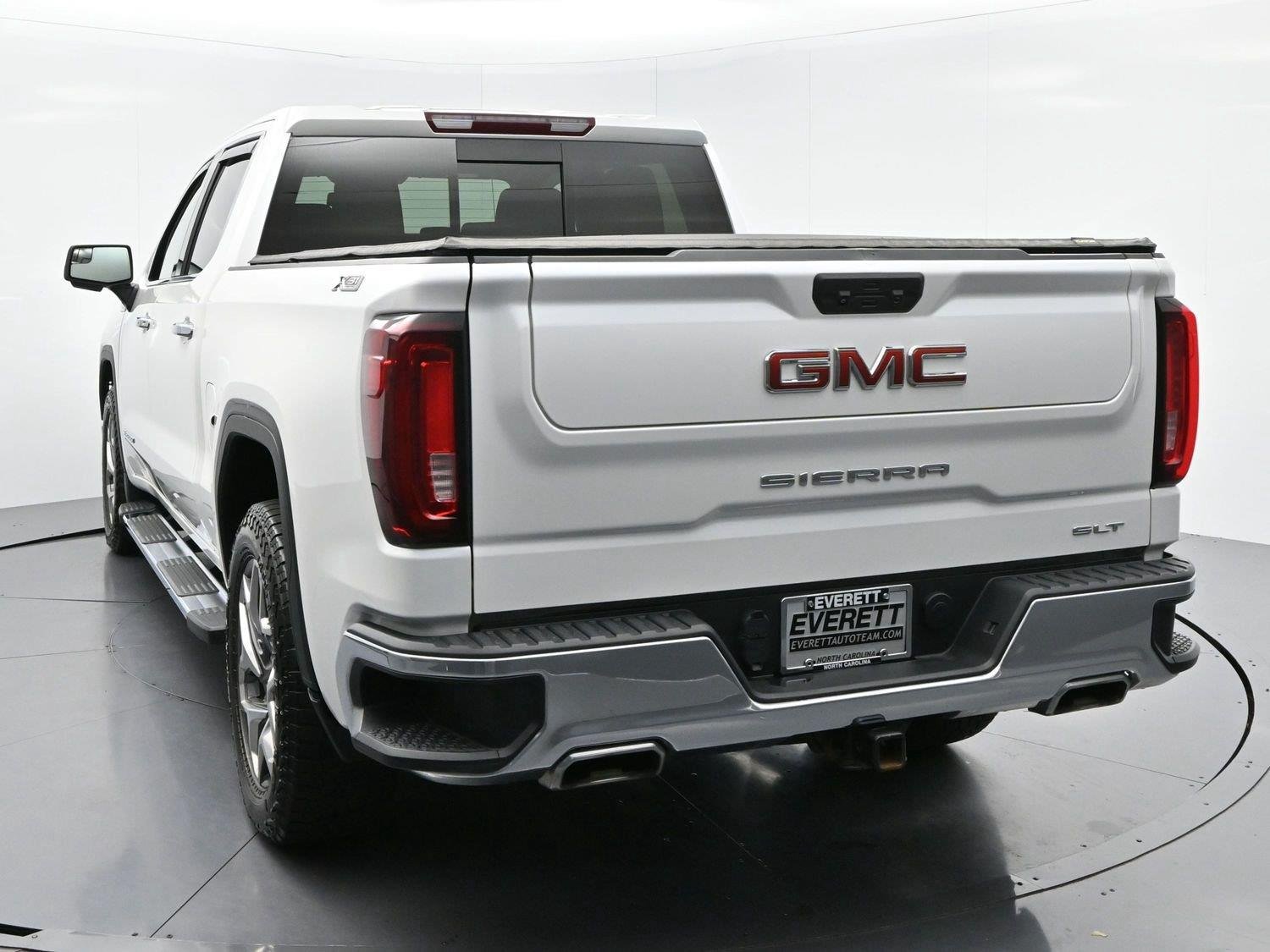 Used 2023 White Frost Tricoat GMC SLT image 6