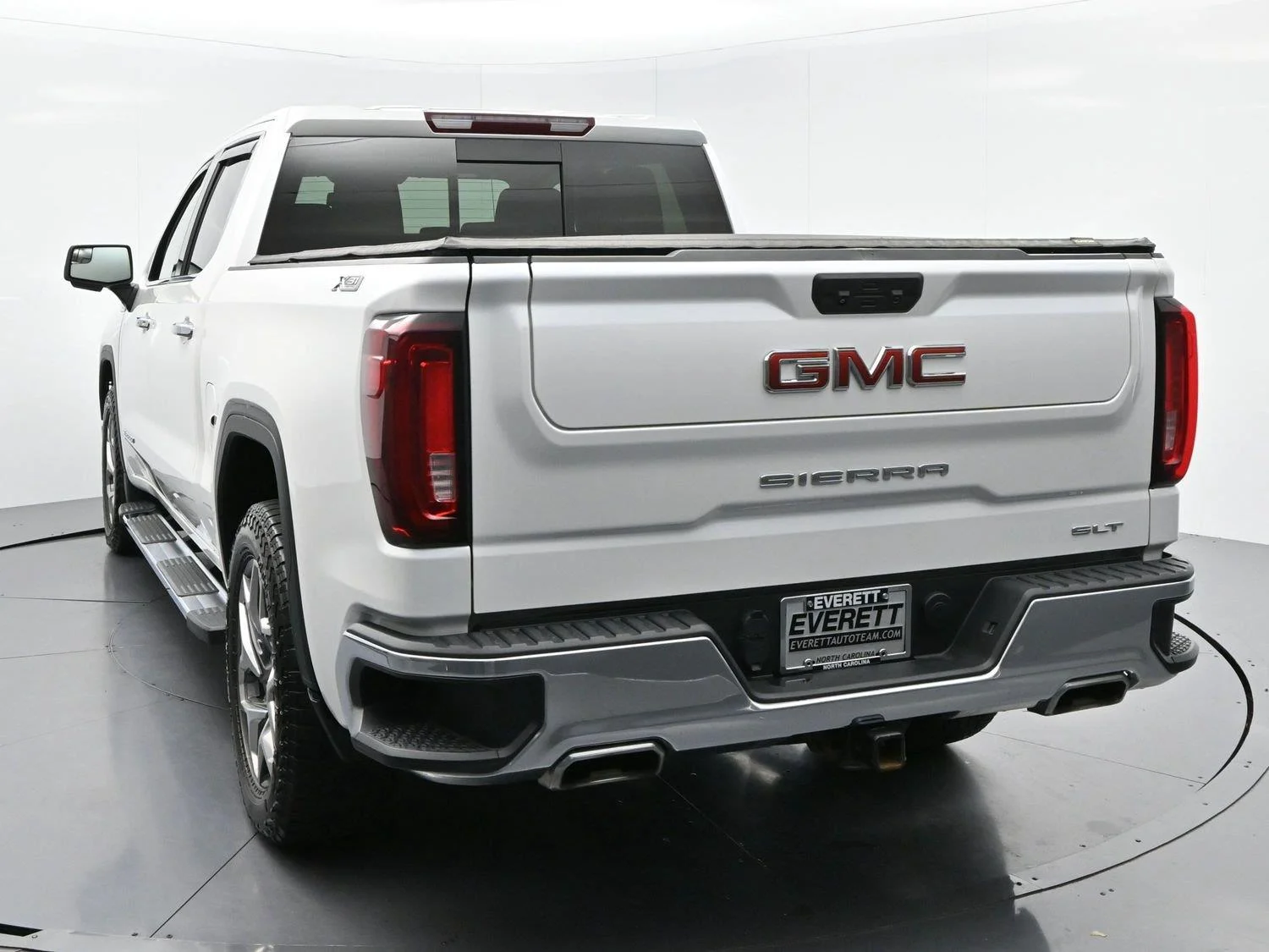 Used 2023 White Frost Tricoat GMC SLT image 6
